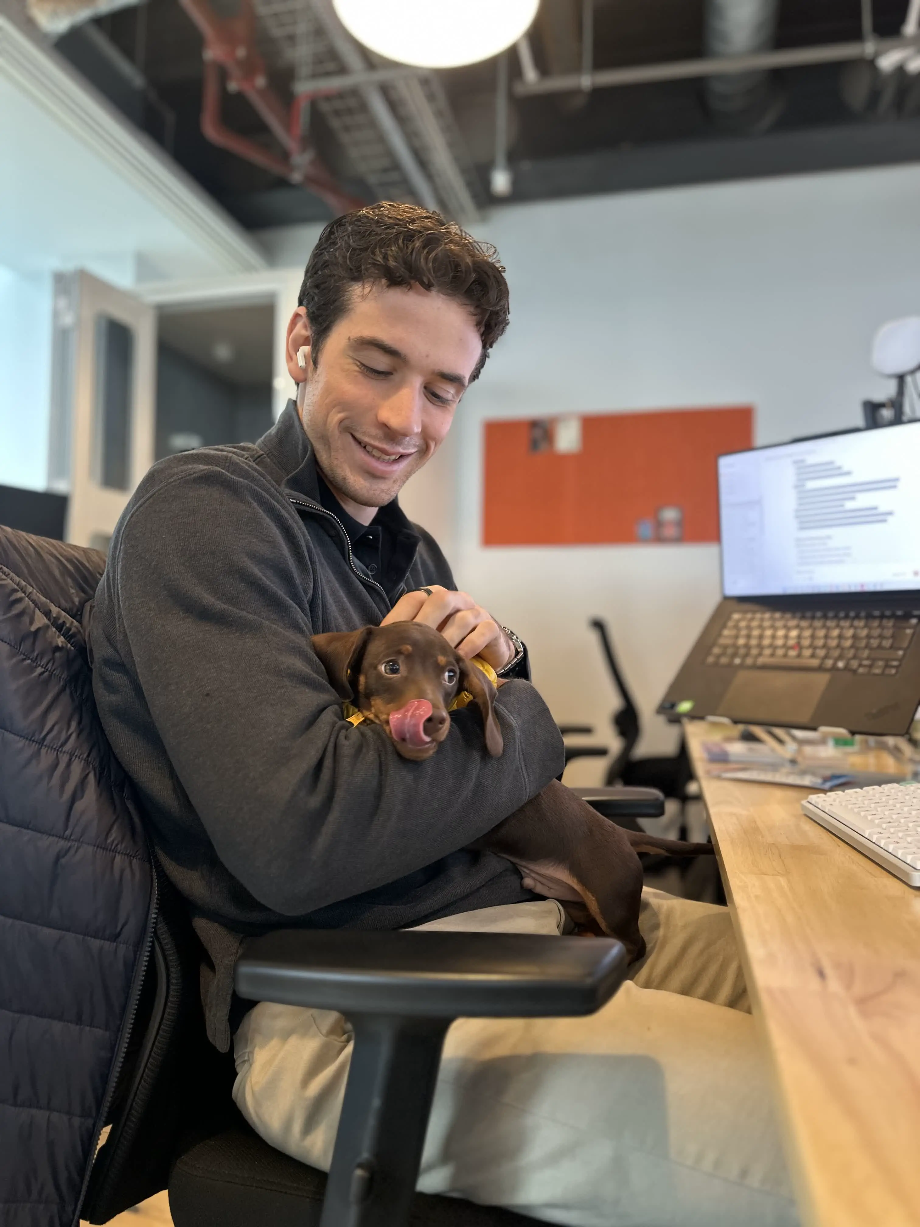 Teammitglied mit einem Bürohund