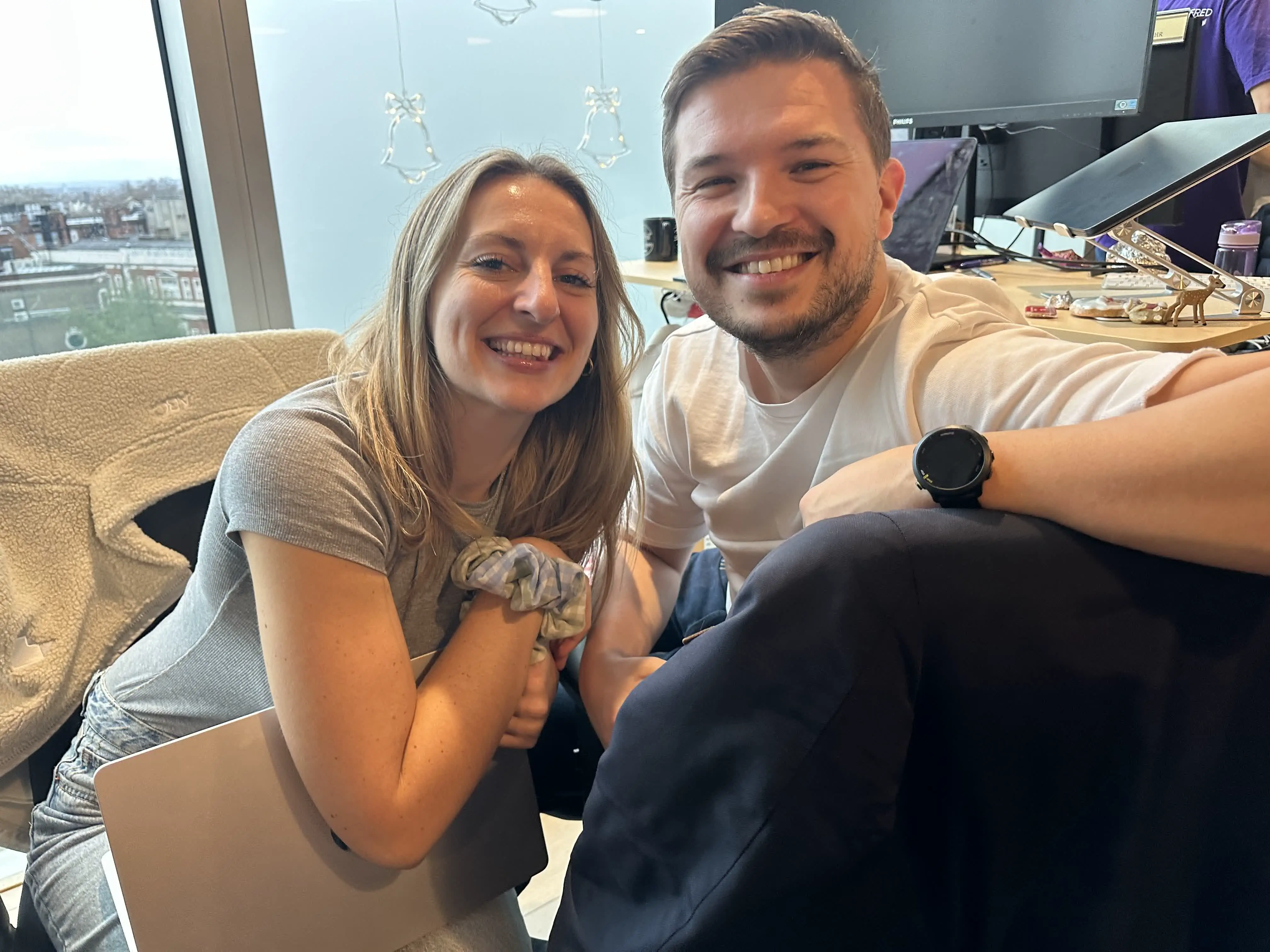 Zwei Teammitglieder lächeln